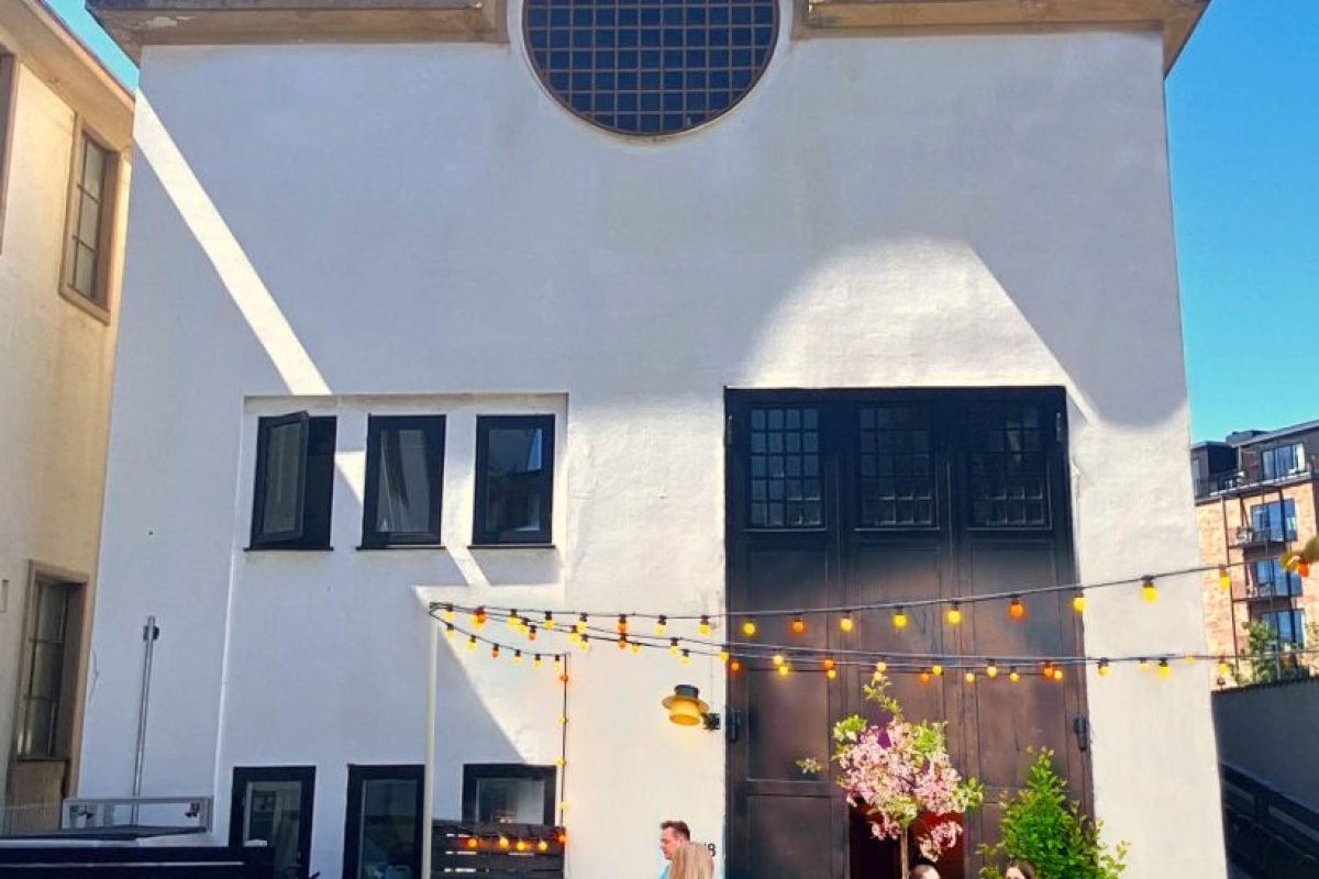 gaarden-med-mennesker-820x1024